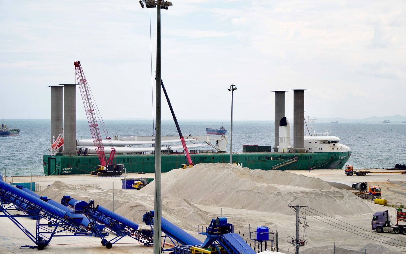 Ship loading conveyor at a port