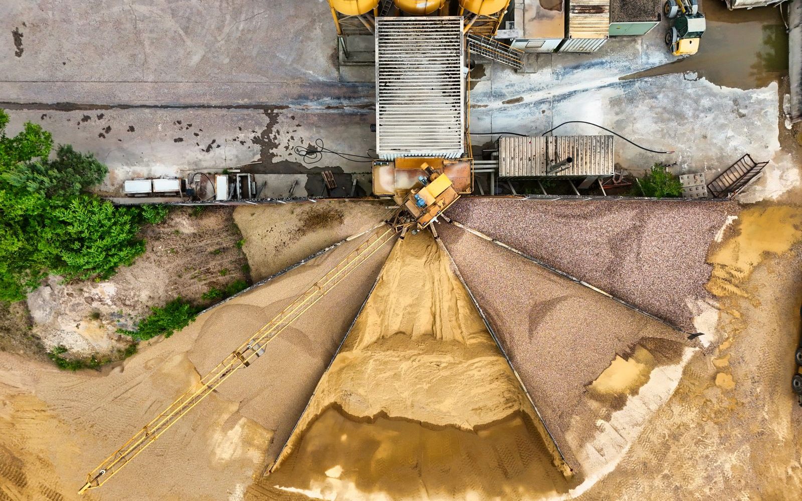 Conveyor transfer and loading point